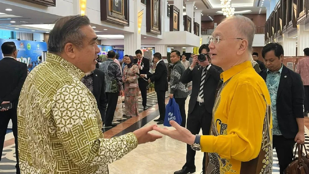 Loke and Wee Set Politics Aside in Parliament Despite Rising Johor Election Tensions