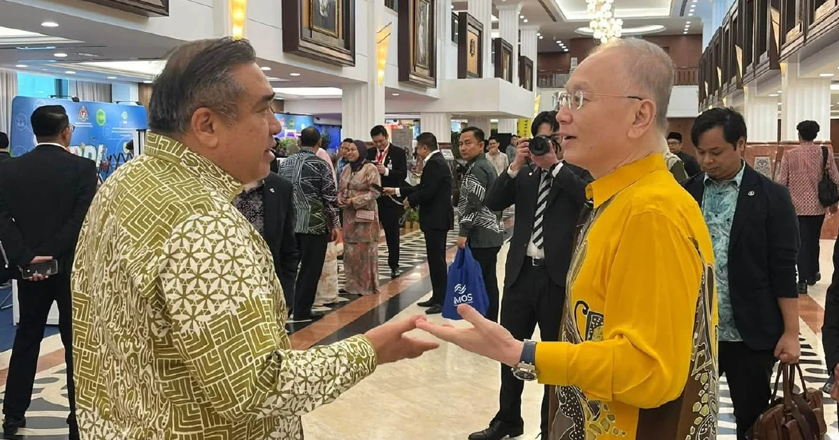 Loke and Wee Set Politics Aside in Parliament Despite Rising Johor Election Tensions