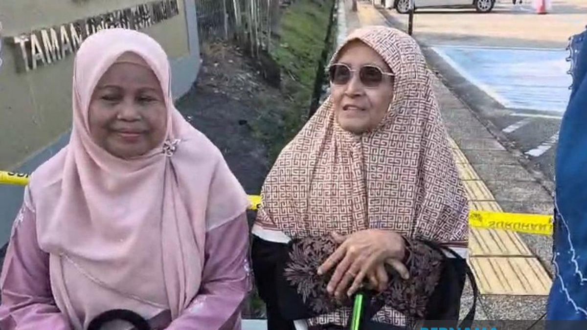 Determined Senior Citizens Turn Out Early for Johor State Election Despite Weather