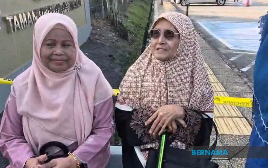 Determined Senior Citizens Turn Out Early for Johor State Election Despite Weather