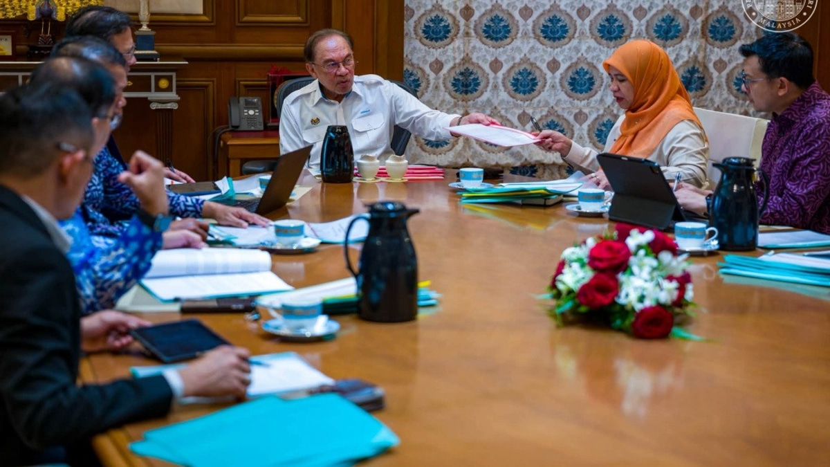 Anwar Pushes FELDA to Tackle Second-Generation Housing and Land Rights Without Delay