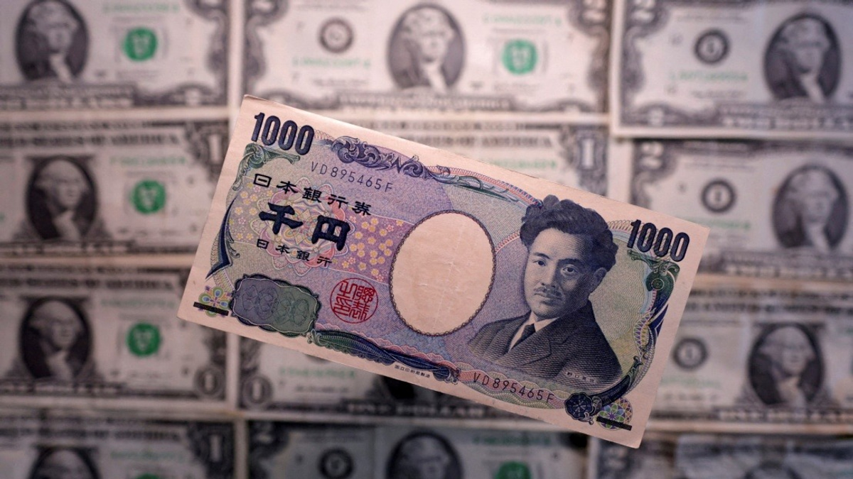 Japanese Yen Strengthens Past 158 to Dollar as Intervention Looms