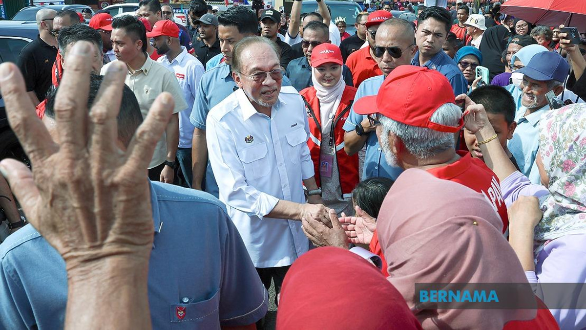 Grandmother's Motorcycle Journey Through Oil Palm Estate Helps Grandson Meet PM Anwar