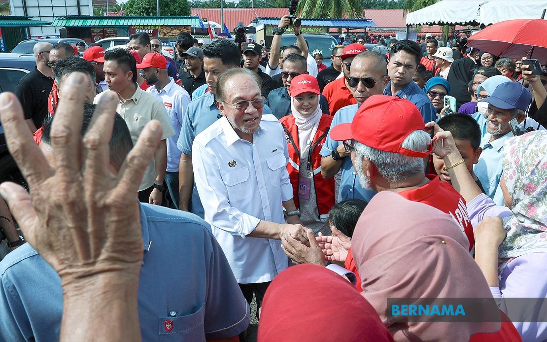 Grandmother's Motorcycle Journey Through Oil Palm Estate Helps Grandson Meet PM Anwar