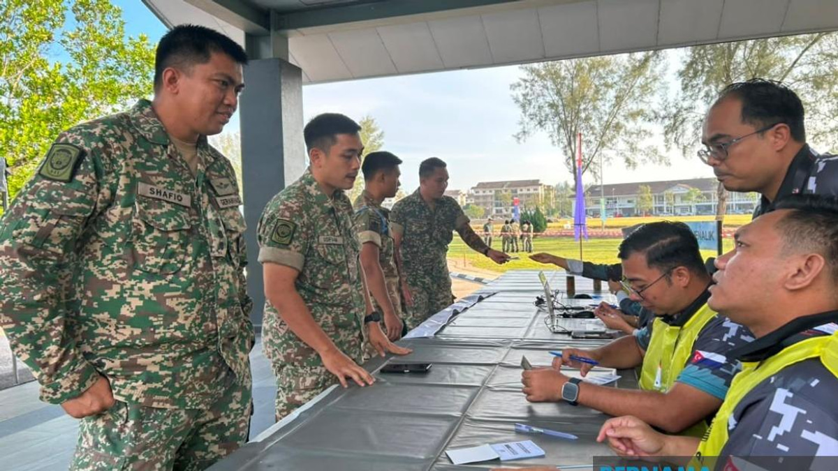 Johor Early Voting Begins Under Fair Skies as Security Personnel Cast Ballots