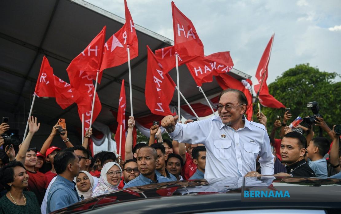 Anwar's Johor Campaign Trail Energizes Pakatan Harapan's State Election Push