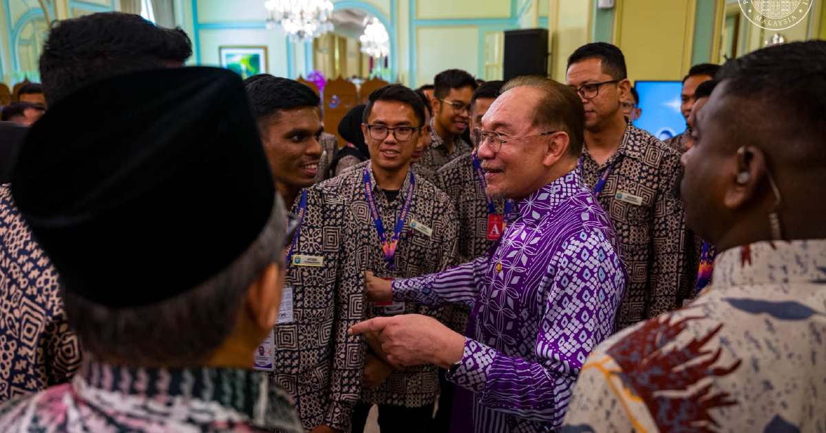Anwar calls on civil servants to prioritise integrity, efficiency and national interest