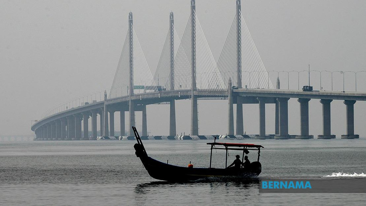 Penang Eyes Balanced Solution to Fishing Ban Under Twin Bridges
