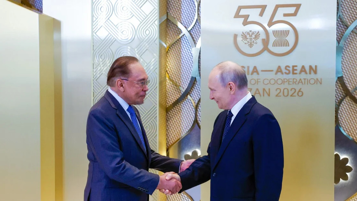 Anwar Meets Putin to Explore Energy Ties and Trade Currency Options