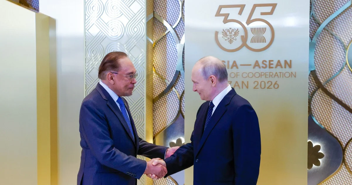 Anwar Meets Putin to Explore Energy Ties and Trade Currency Options