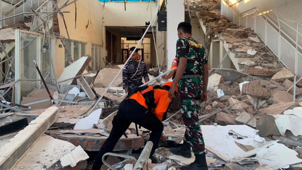 Magnitude 7.7 earthquake strikes off Indonesia's Flores coast, killing at least two and collapsing buildings