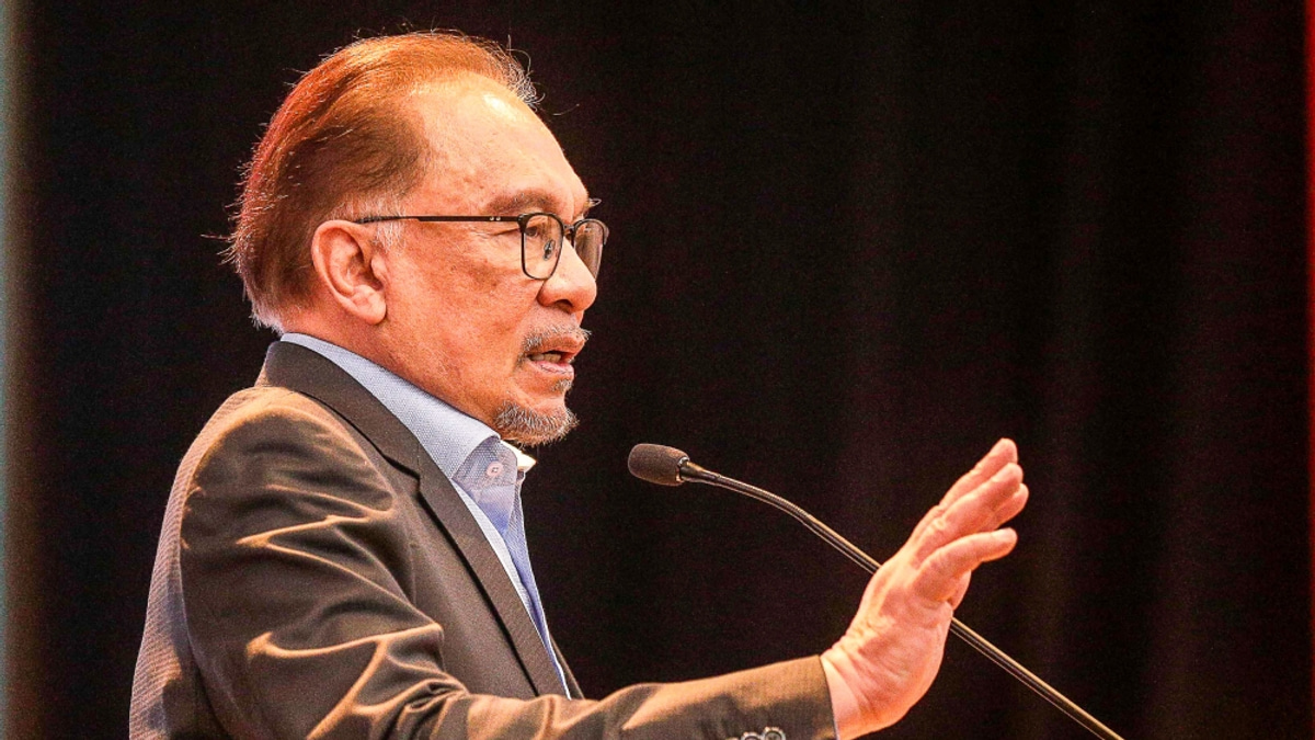Anwar Commends Customs Authority for Intercepting Israel-Bound Shipment at Johor Port