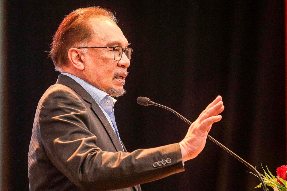 Anwar Commends Customs Authority for Intercepting Israel-Bound Shipment at Johor Port