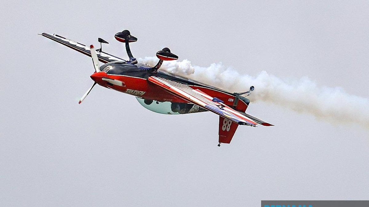 Veteran Fighter Pilot Halim Othman Stars In Inaugural Merdeka Sunset Air Show