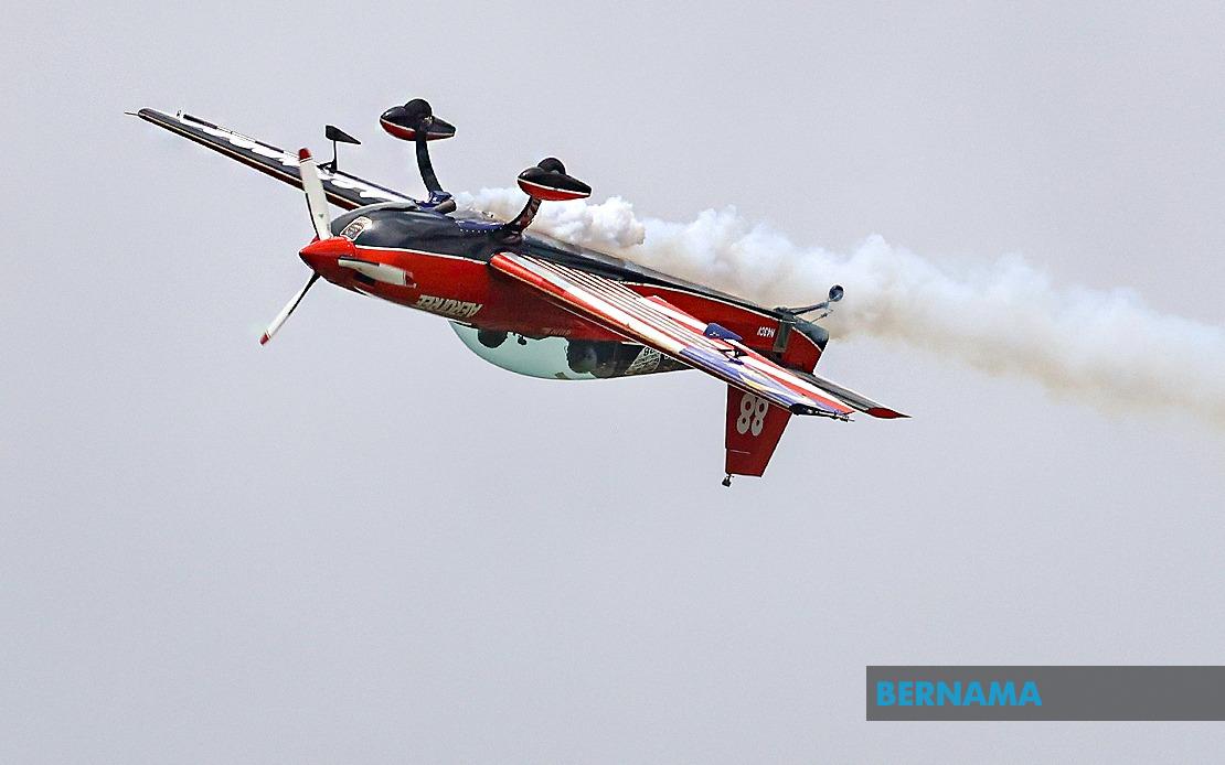 Veteran Fighter Pilot Halim Othman Stars In Inaugural Merdeka Sunset Air Show