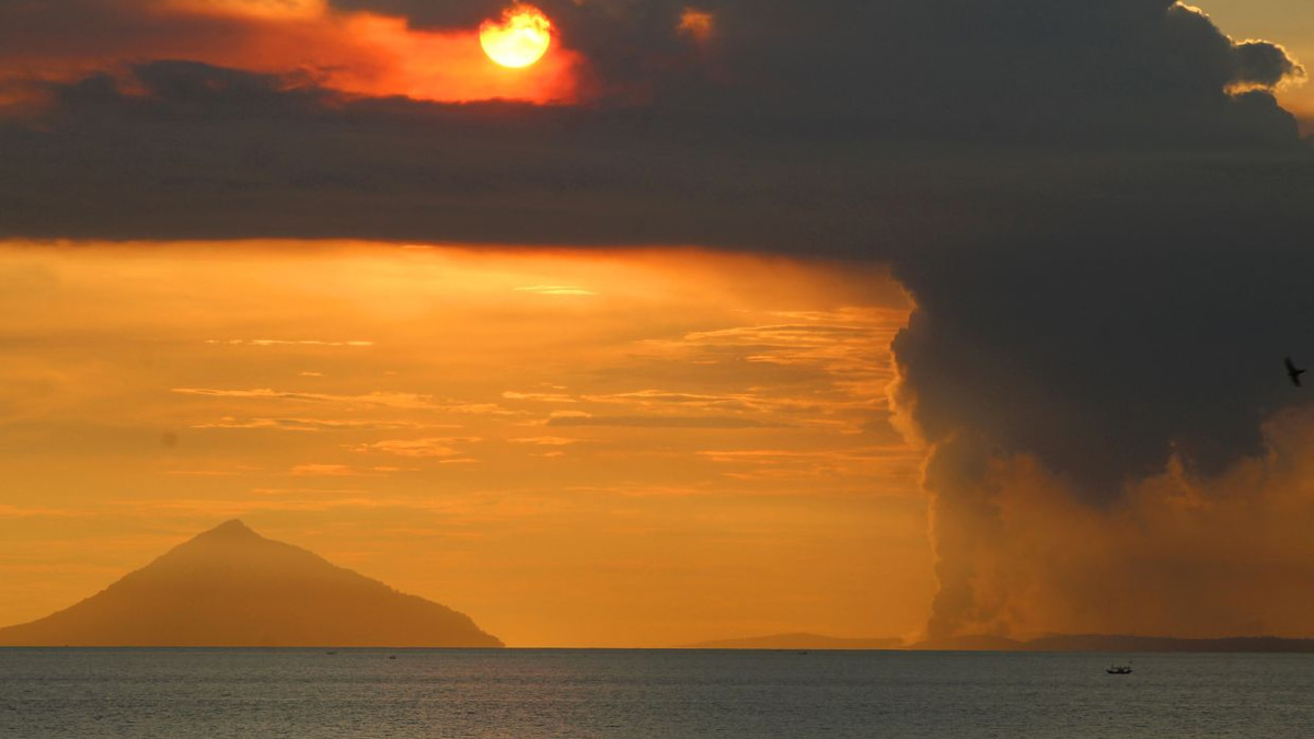 Indonesia's Mount Anak Krakatau Erupts as Volcanic Activity Intensifies
