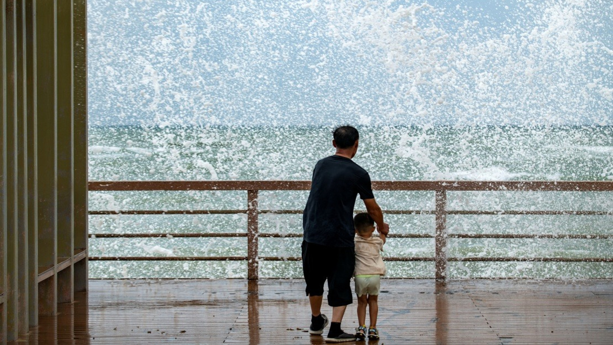 Typhoon Maysak Batters Hainan, Shutting Down Transport and Schools