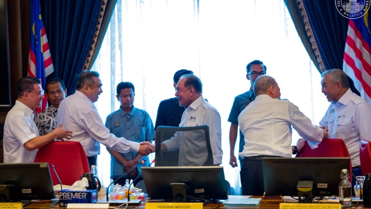 Anwar's Unity Message Strikes Chord Amid Coalition Campaign Tensions