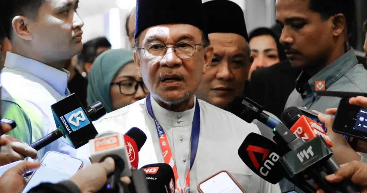 Anwar Distances Himself From Trust Concerns Over Zahid, Attributes Statement to KJ's Individual Position