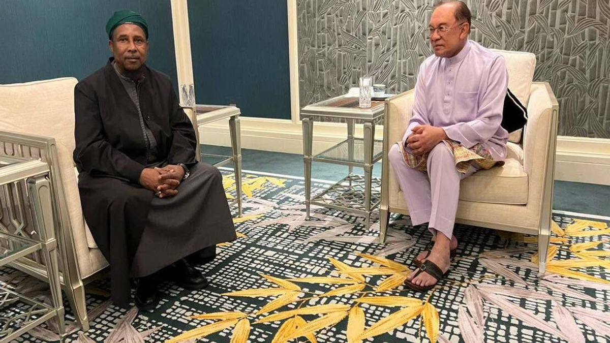 PM Anwar Meets Gambian Islamic Scholar at Farewell Reception