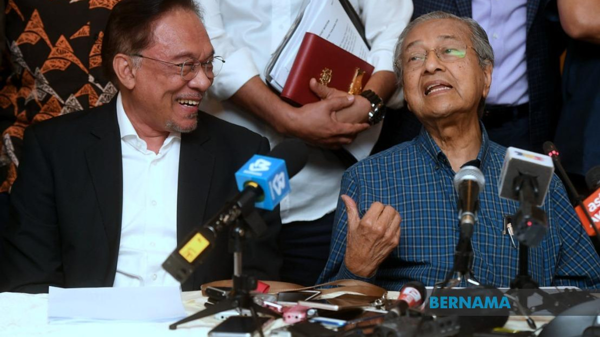 Anwar Extends Birthday Greetings to 101-Year-Old Tun Dr Mahathir