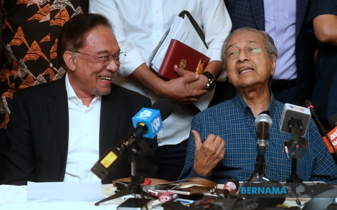 Anwar Extends Birthday Greetings to 101-Year-Old Tun Dr Mahathir
