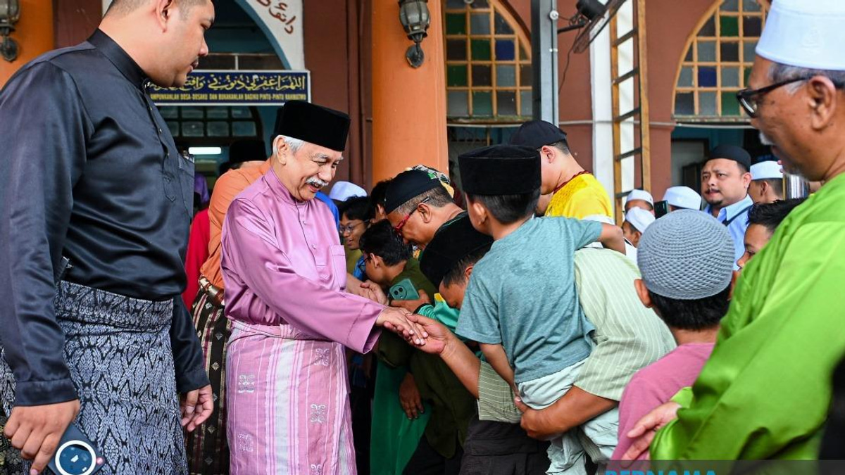 Tuanku Muhriz Leads Friday Prayers at Seremban Mosque with Over 500 Worshippers