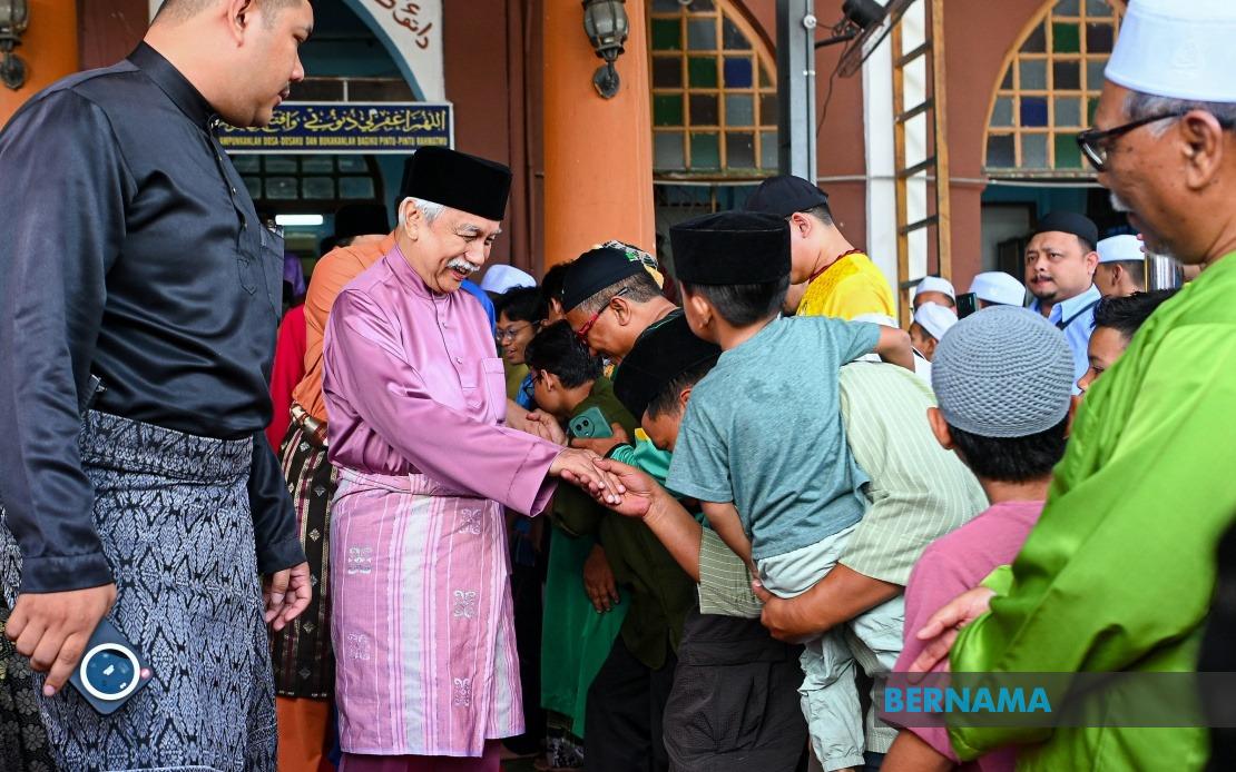 Tuanku Muhriz Leads Friday Prayers at Seremban Mosque with Over 500 Worshippers