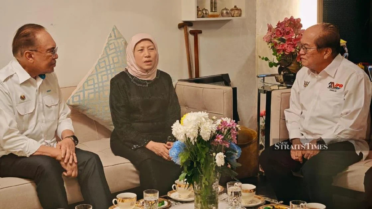 Anwar Extends Condolences to Nancy Shukri Over Husband's Death