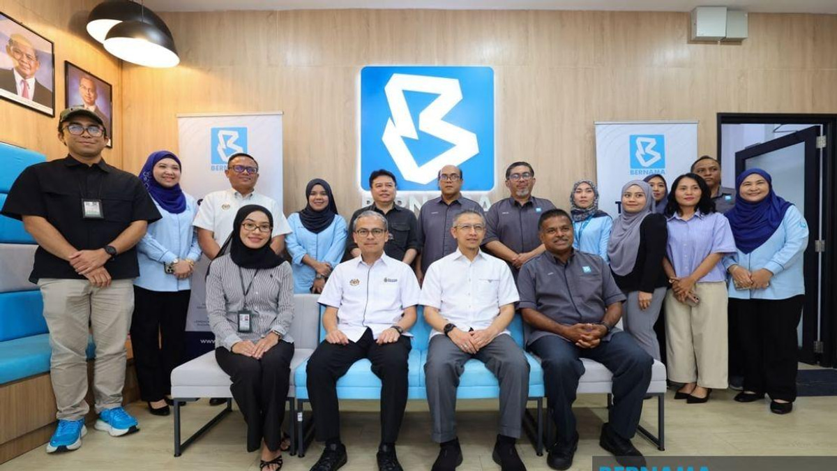 Communications Minister Visits Bernama's Negeri Sembilan Election Operations Centre