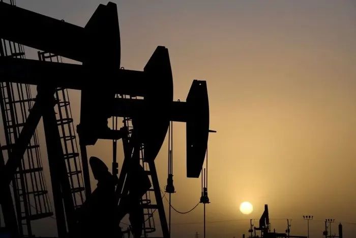 Oil Prices Surge as US-Iran Tensions Escalate, Red Sea Shipping Route at Risk