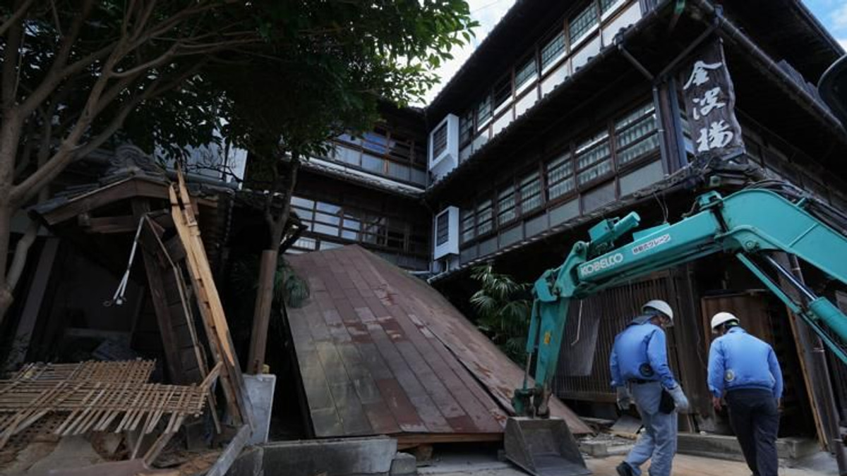 Heat stroke death underscores dual crisis facing Japan's quake-stricken Kumamoto
