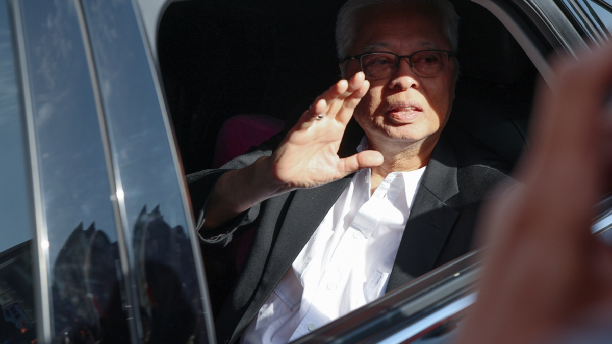 PM Anwar Visits Deputy Premier Fadillah and Former PM Ismail Sabri at Heart Institute