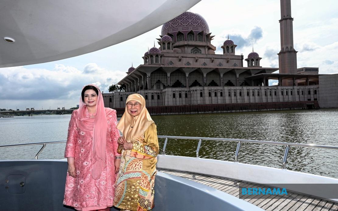 Bangladesh PM's Wife Enjoys Putrajaya Lake Cruise During Official Visit