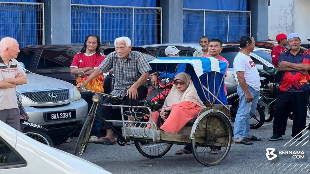 Anwar Touched by Elderly Couple's Trishaw Journey to See Him in Johor