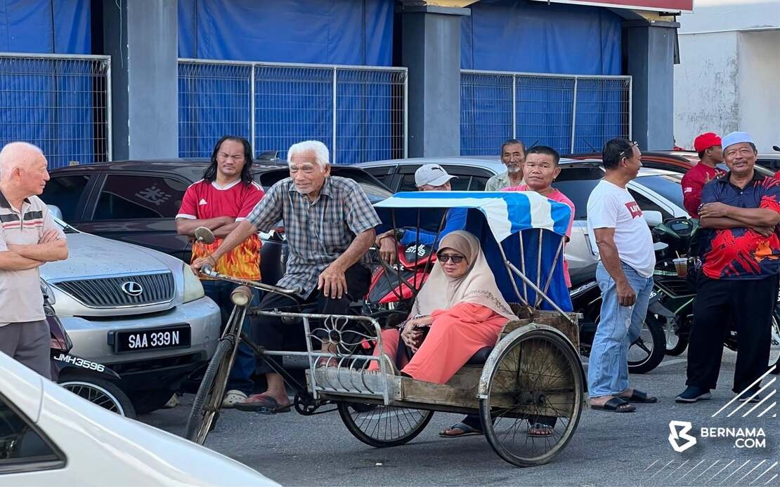 Anwar Touched by Elderly Couple's Trishaw Journey to See Him in Johor