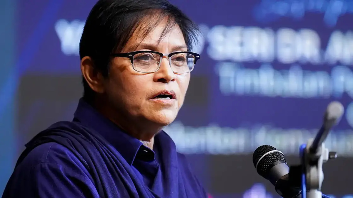 Malaysia Must Be Viewed As Homeland, Not Transit Point, Azalina Tells PN