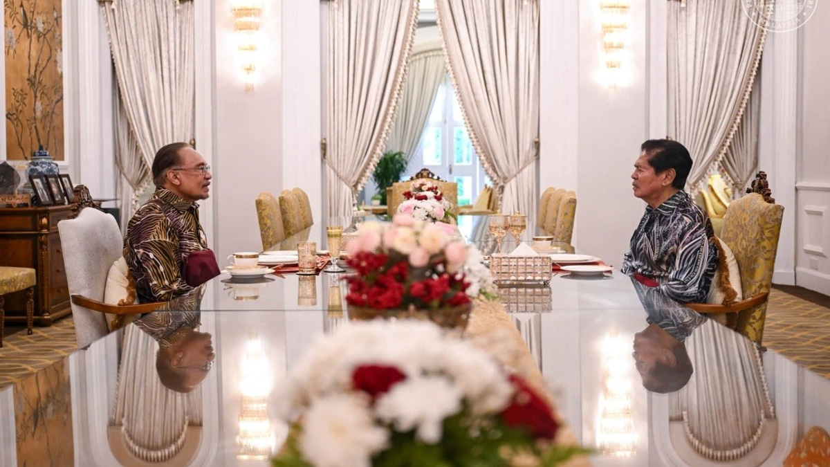 Anwar Concludes Penang Visit With Ceremonial Tea at Governor's Residence
