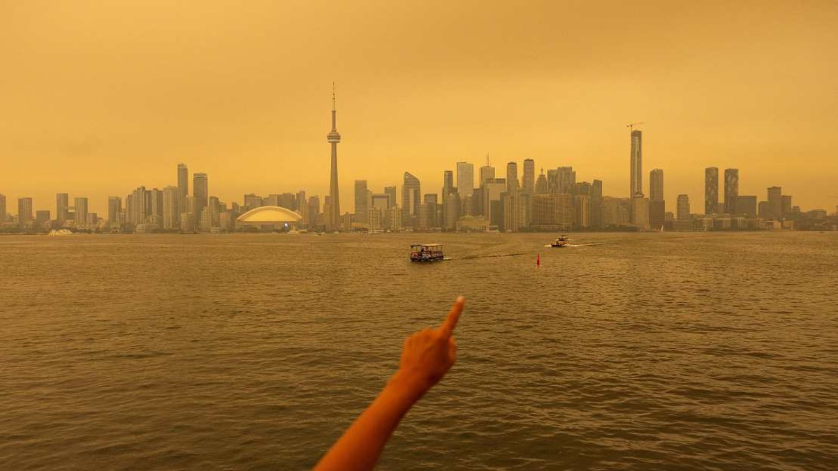 Ontario Wildfires Blanket Canada's Major Cities in Hazardous Smog, Disrupt Rail Networks