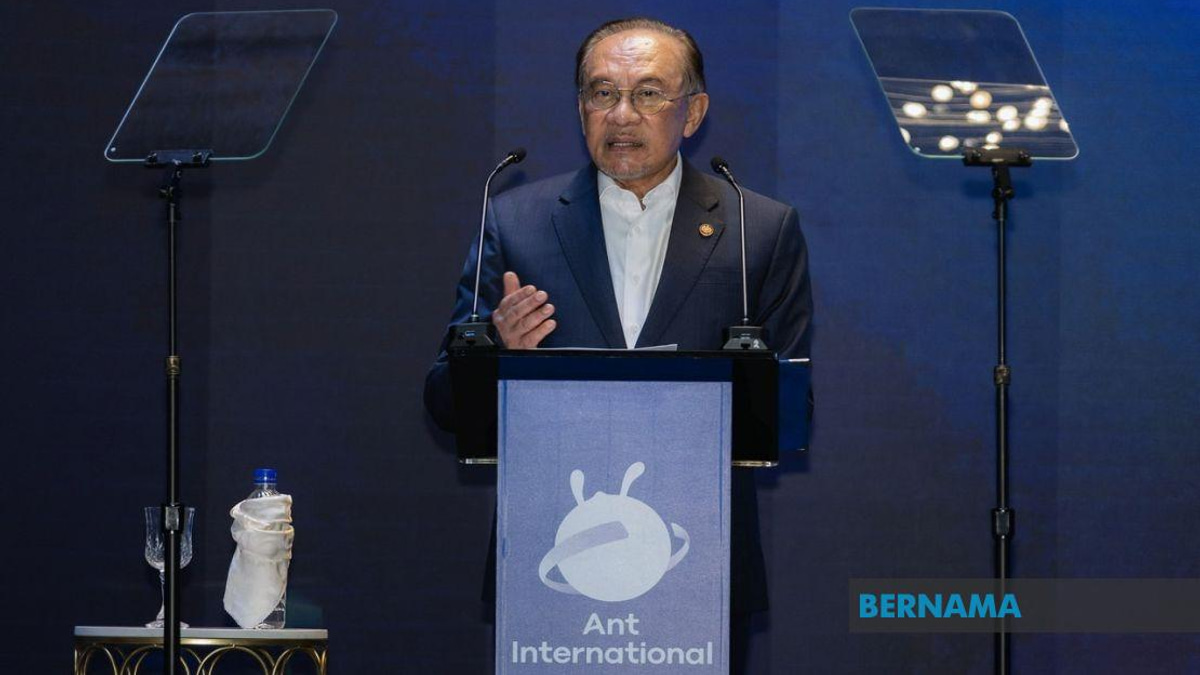 Malaysia Must Accelerate AI Workforce Readiness, Anwar Emphasises