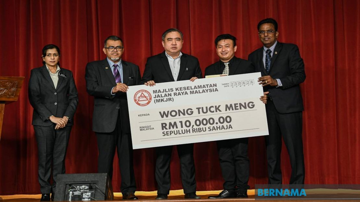 Lorry Driver Wong Tak Ming Honoured for Heroic Actions That Saved 21 Bus Passengers Near Menora Tunnel