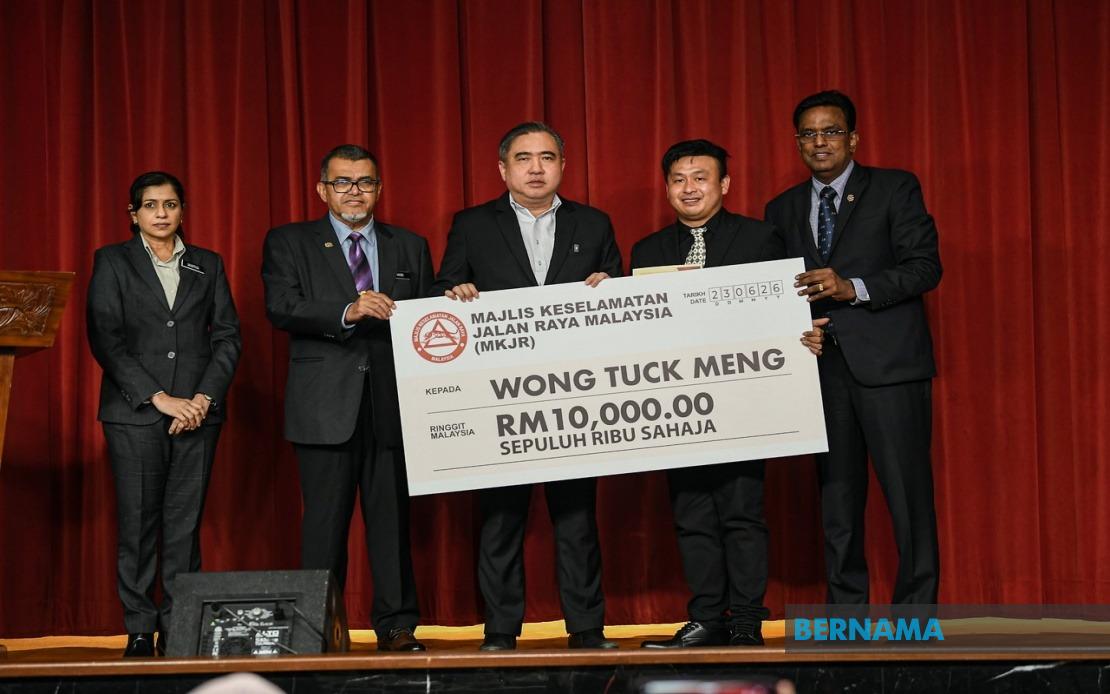 Lorry Driver Wong Tak Ming Honoured for Heroic Actions That Saved 21 Bus Passengers Near Menora Tunnel