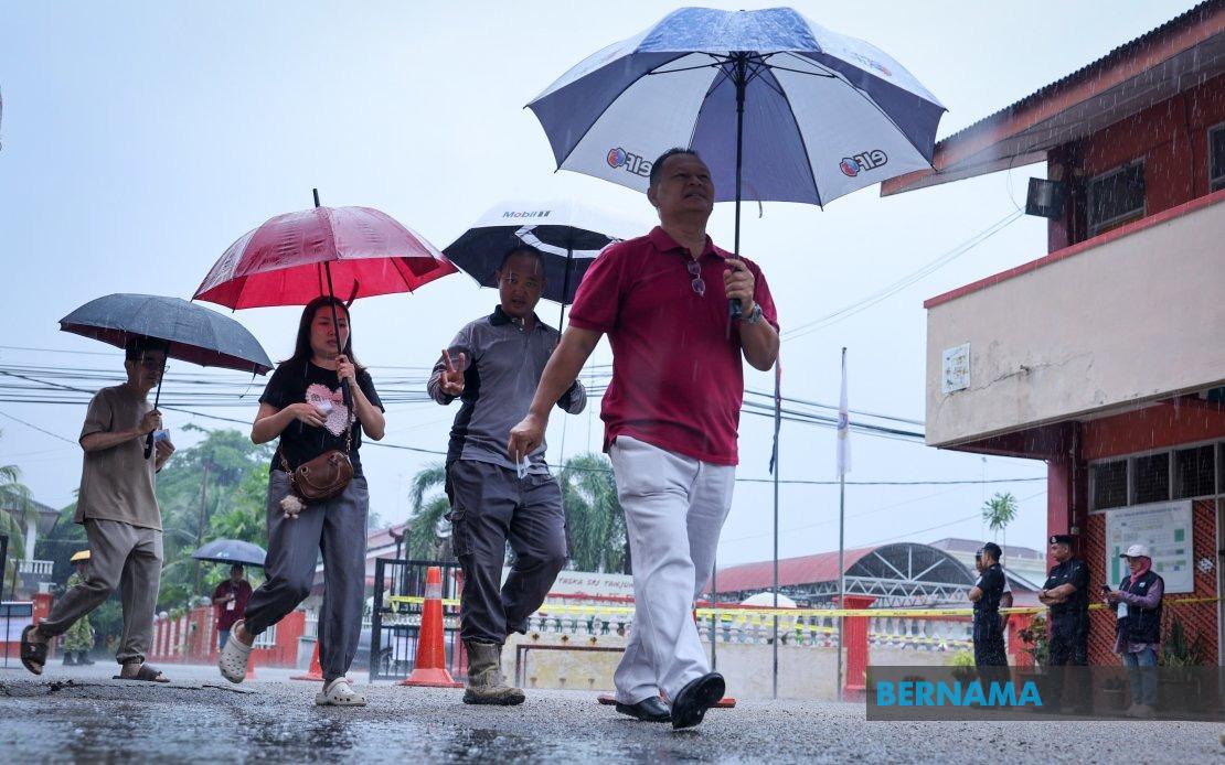 Johor State Election Proceeds Despite Monsoon Conditions in Muar