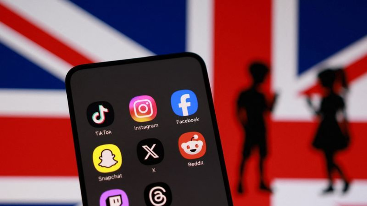 UK to Enforce Midnight Social Media Curfew for Teenagers Aged 16-17