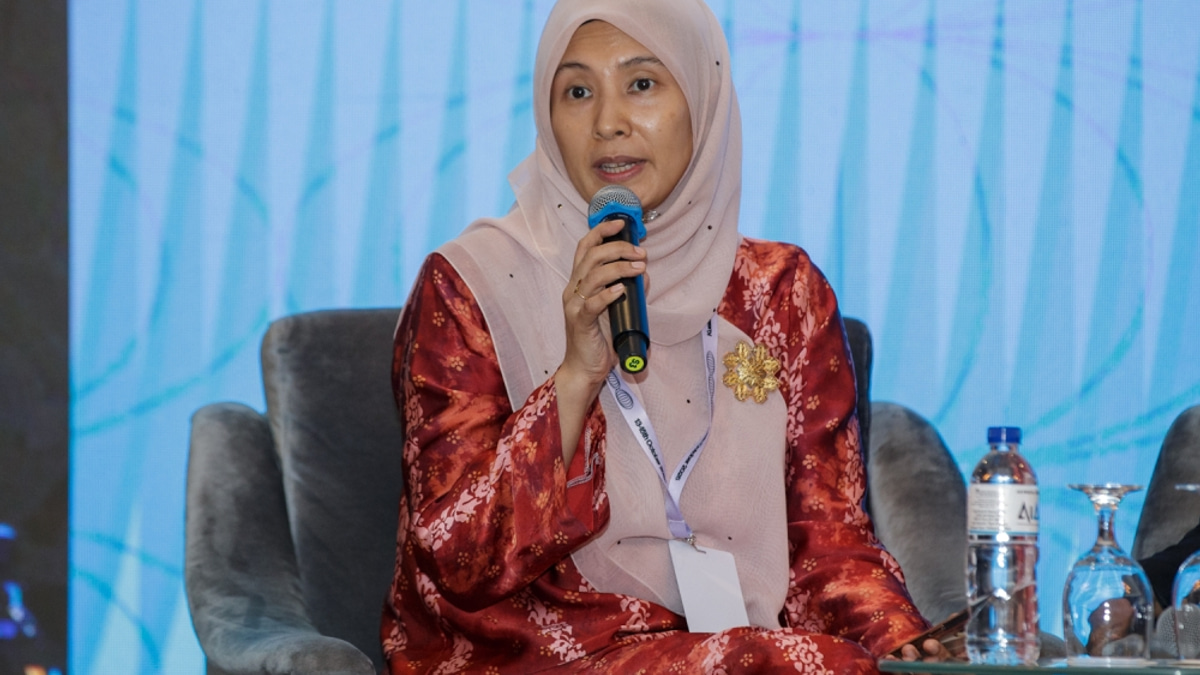 Nurul Izzah Steps Down as PKR Deputy President to Focus on Further Studies