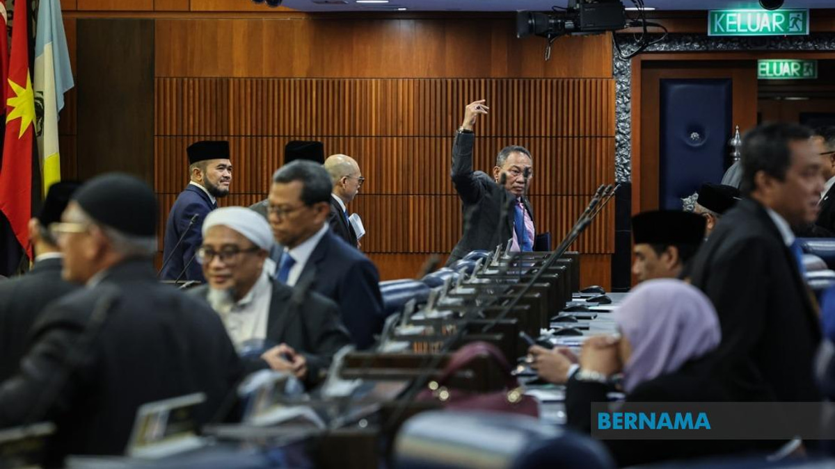 Anwar Deflects Tabung Haji Criticism, Accuses Opposition of Political Theatrics