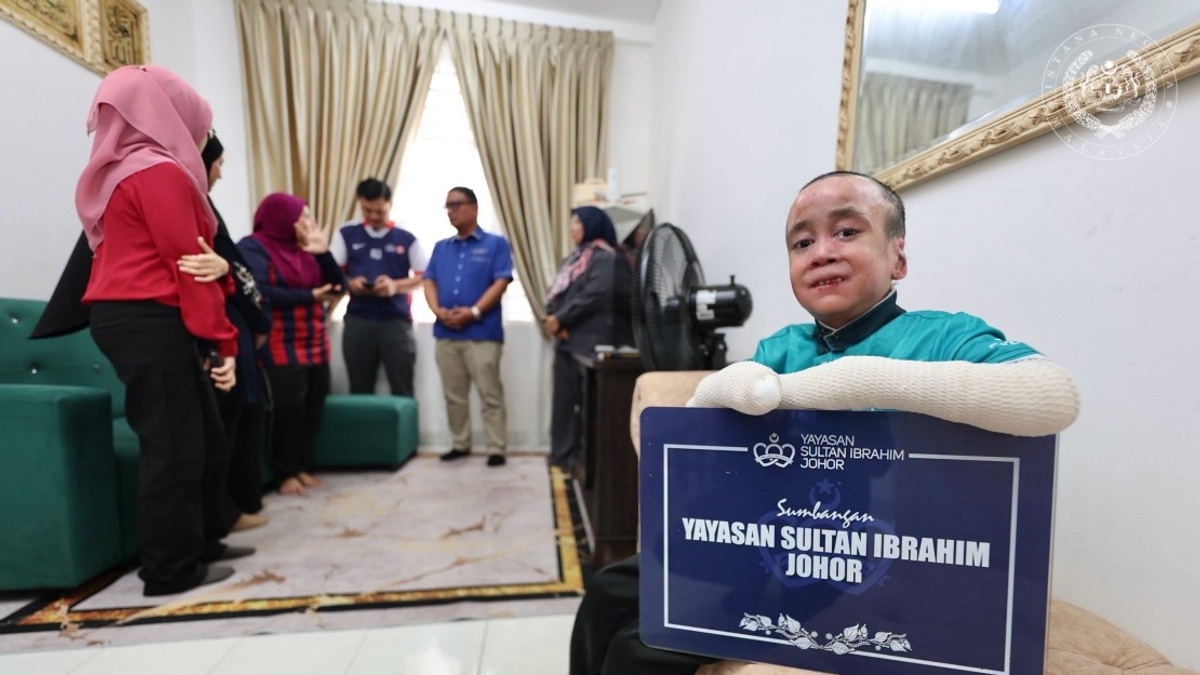 Sultan Ibrahim Foundation Assists Teenager With Rare Skin Disorder in Johor