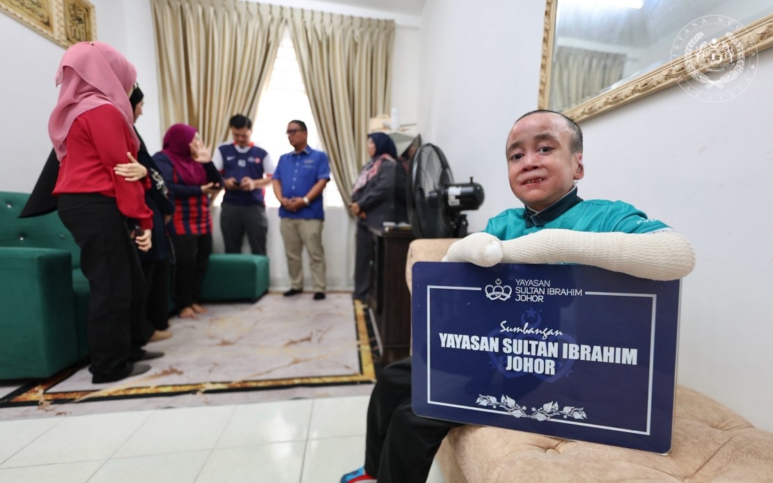 Sultan Ibrahim Foundation Assists Teenager With Rare Skin Disorder in Johor