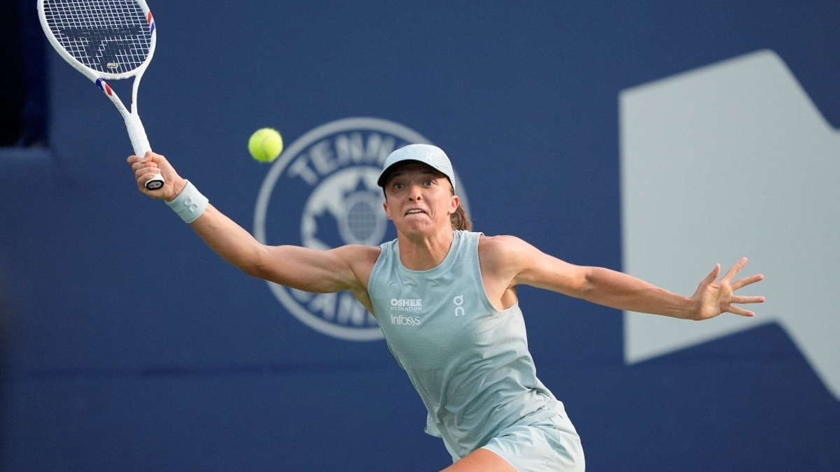 Swiatek Ends Title Drought with Commanding Toronto Victory