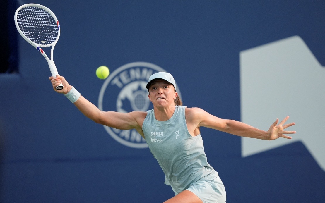 Swiatek Ends Title Drought with Commanding Toronto Victory